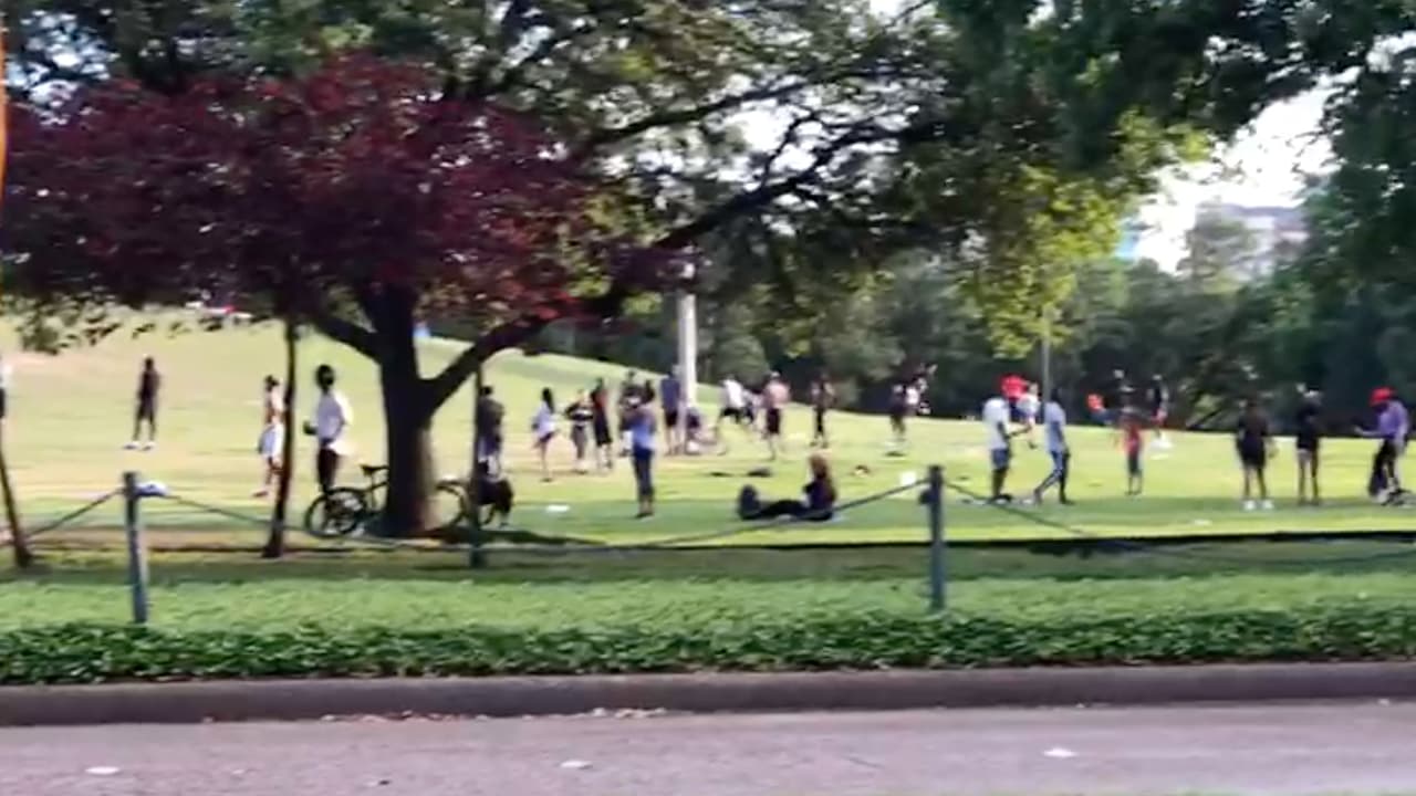 Las autoridades han ordenado a los residentes permanecer en sus hogares y solo salir para cosas esenciales.
