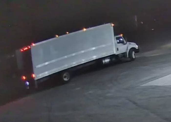 Para consumar el robo, habrían utilizado el camión de caja equipado –creen los investigadores—con un gran depósito de almacenamiento para transportar el combustible—.