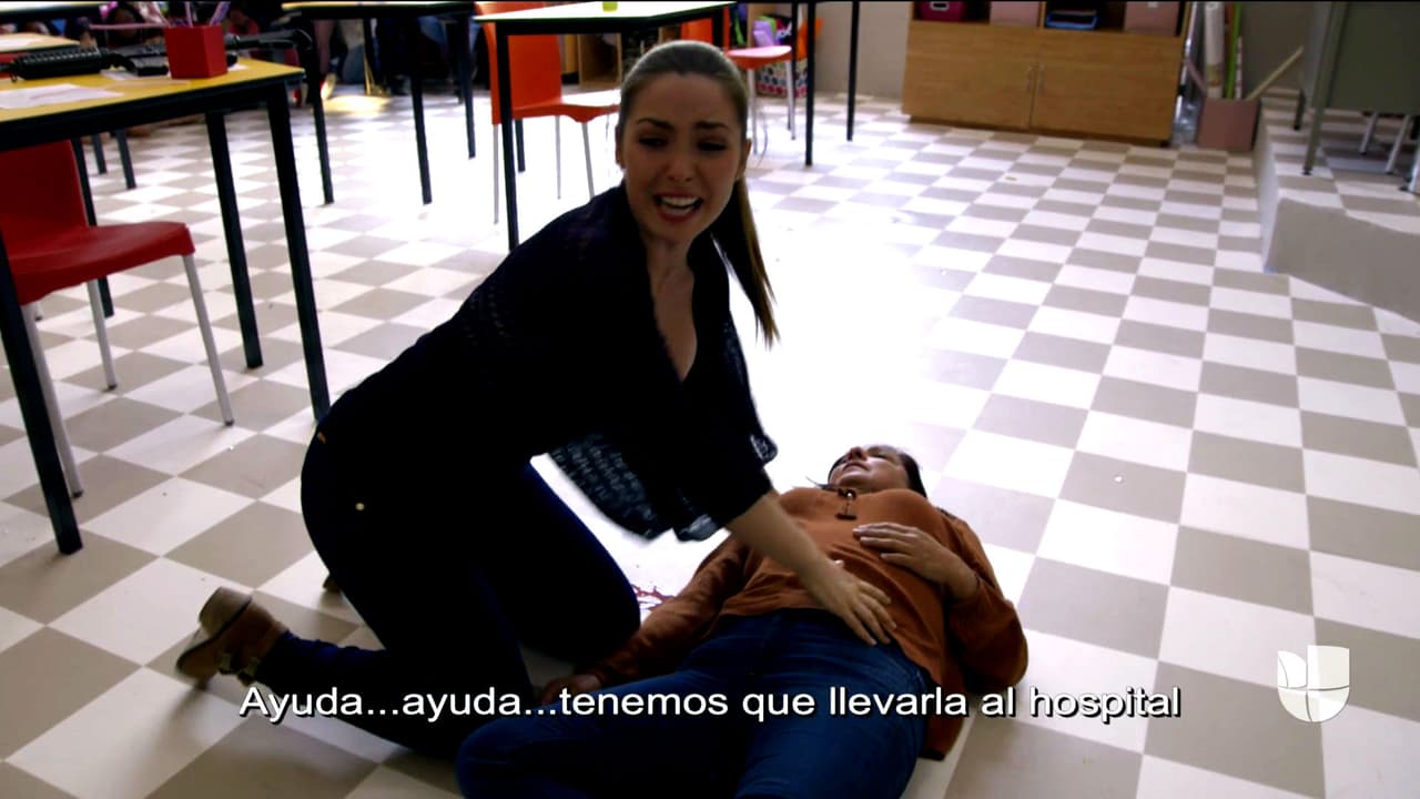 Lamentablemente, el atacante le había disparado a
<b><a href="http://www.univision.com/novelas/la-doble-vida-de-estela-carrillo/zaide-silvia-gutierrez-es-chayo-hinojosa-en-la-doble-vida-de-estela-carrillo">Chayo</a></b>, dejándola a un paso de la muerte.