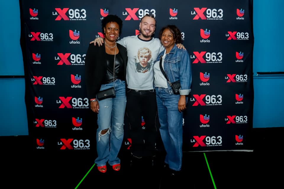 Cientos de radioescuchas de La X96.3 FM en Nueva York, disfrutaron de un concierto privado con J Balvin.