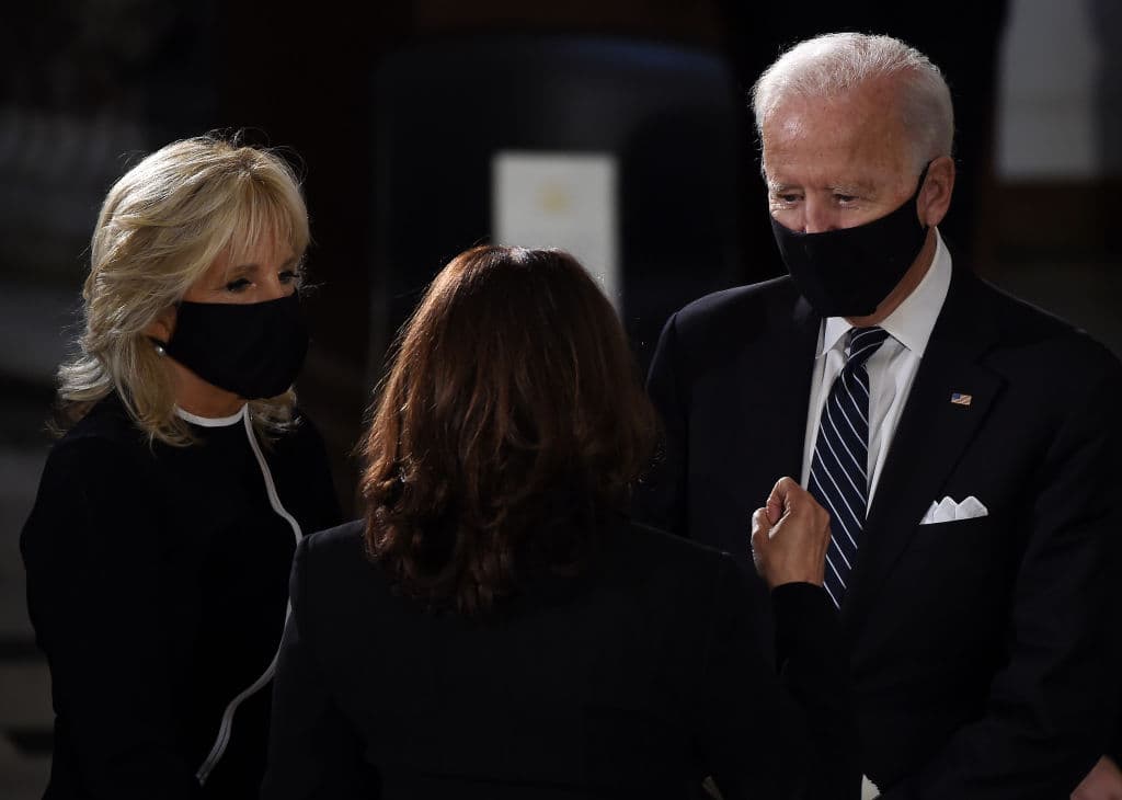 El candidato presidencial demócrata Joe Biden y su esposa, Jill Biden, hablan con la candidata a la vicepresidencia Kamala Harris mientras esperan las ceremonias para honrar a la jueza de la Corte Suprema Ruth Bader Ginsburg en el Capitolio.