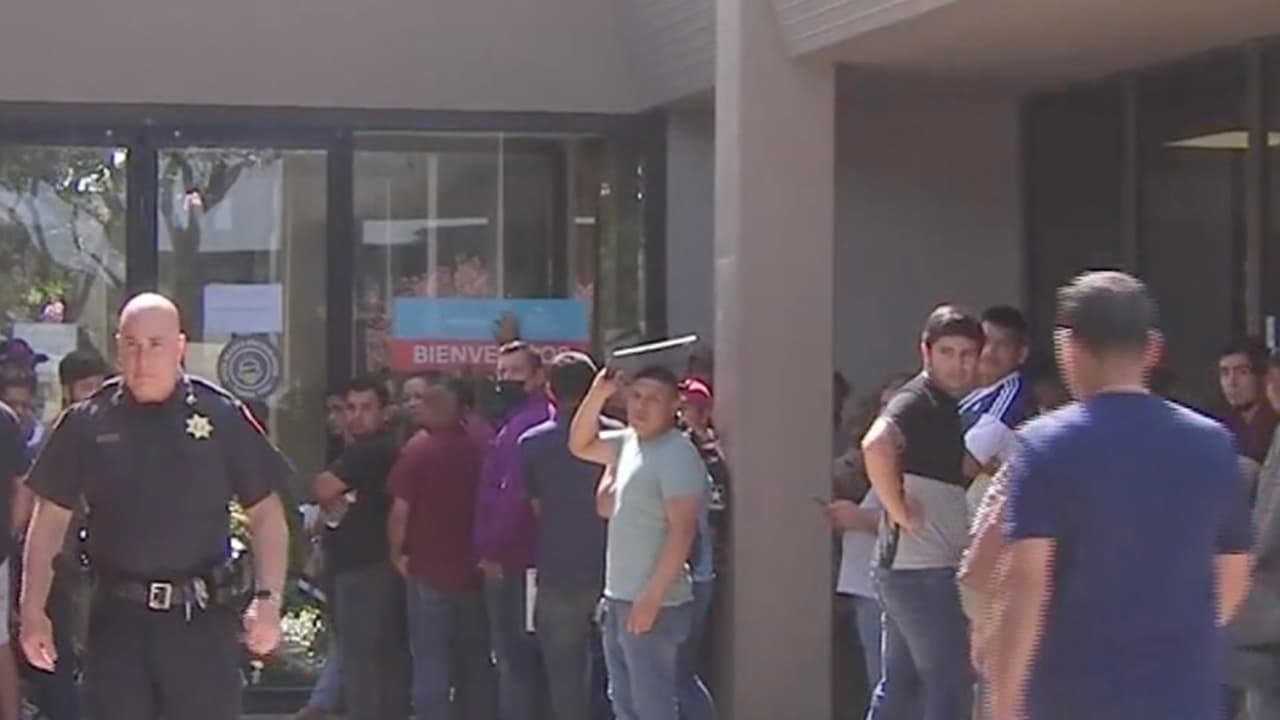 Según relataron a Univision 45, después de esperar por varias horas, salió una trabajadora del consulado a hablar con sus connacionales para notificarles que algunas de las citas fueron canceladas, lo que generó mucha preocupación y molestia entre la gente.