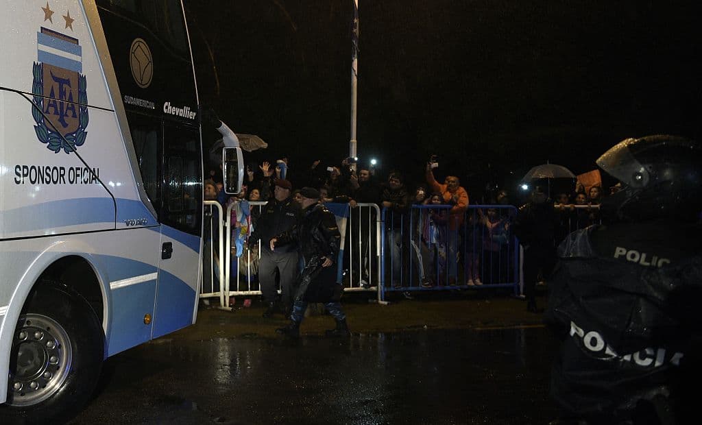 Messi y la selección argentina arribaron a su país, la afición le pide a Lio que se quede