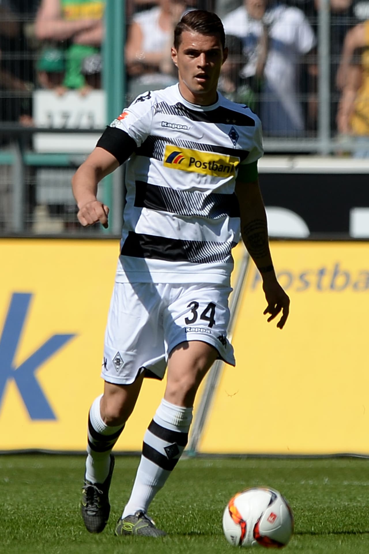 El mediocampista suizo Granit Xhaka pasó del Borussia Mönchengladbach (ALE) al Arsenal (ING) por 45.000.000 de euros