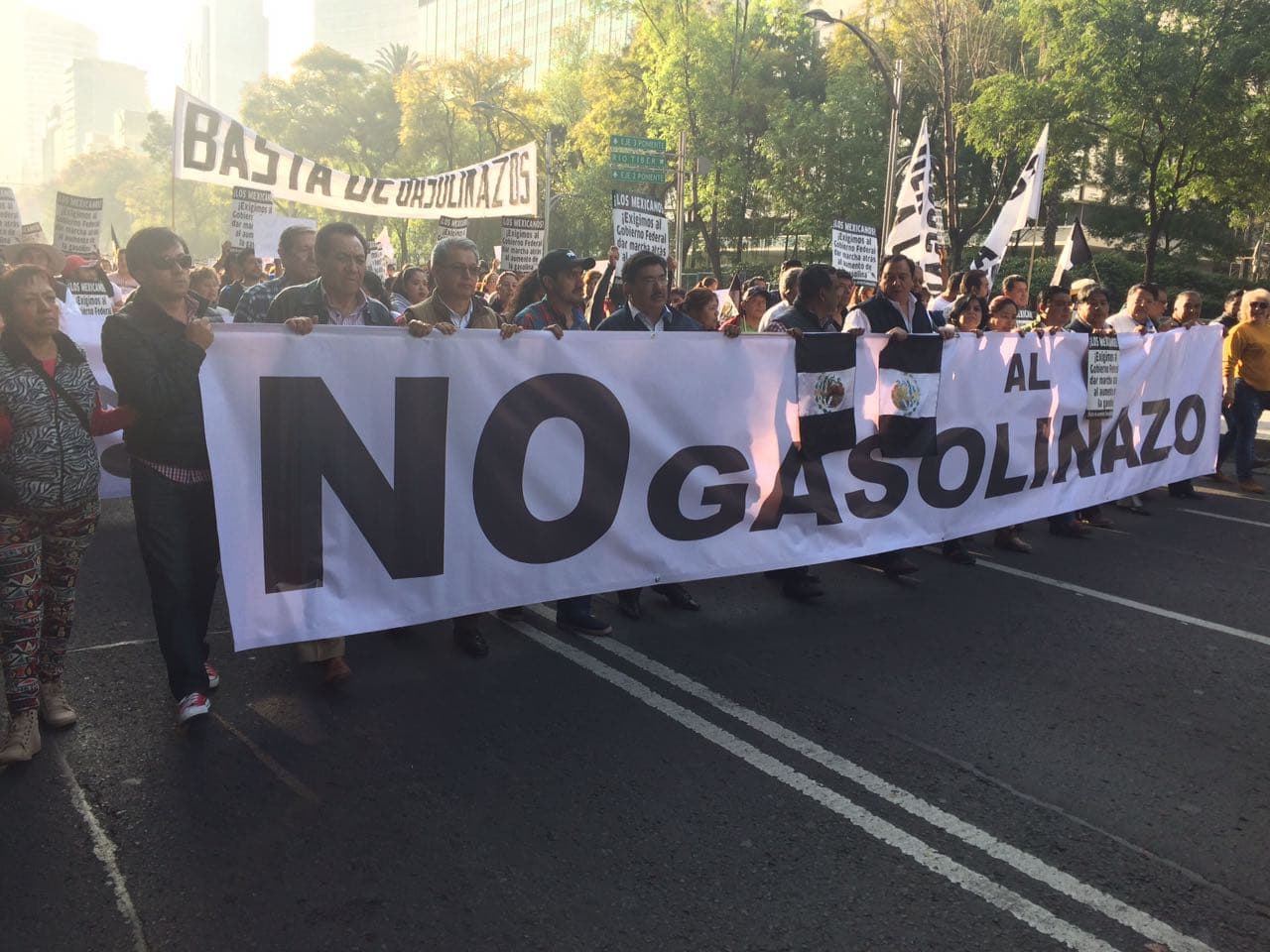 Miles de personas salen a las calles de la Ciudad de México para expresar su rechazo contra el 'gasolinazo'