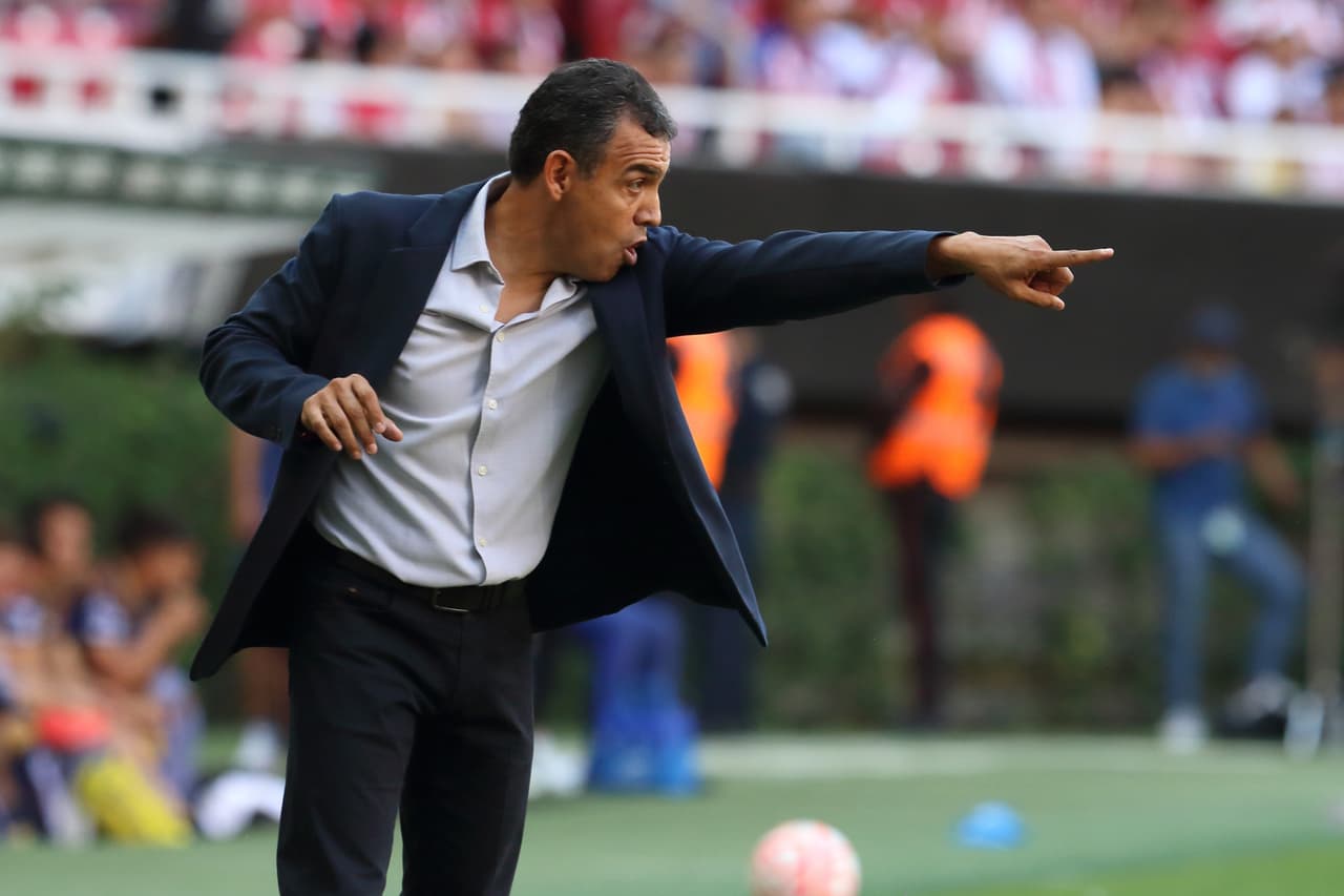 Ricardo Cadena daba indicaciones ante la poca porductividad de su escuadra.