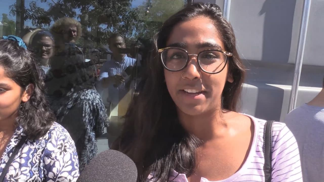 “Me encantó cuantos jóvenes estuvieron aquí, algunos se quedaron afuera porque se llenó tanto el local. Hubo una energía muy positiva”, dijo Bhavana Bellamkonda, quien asistió al evento.