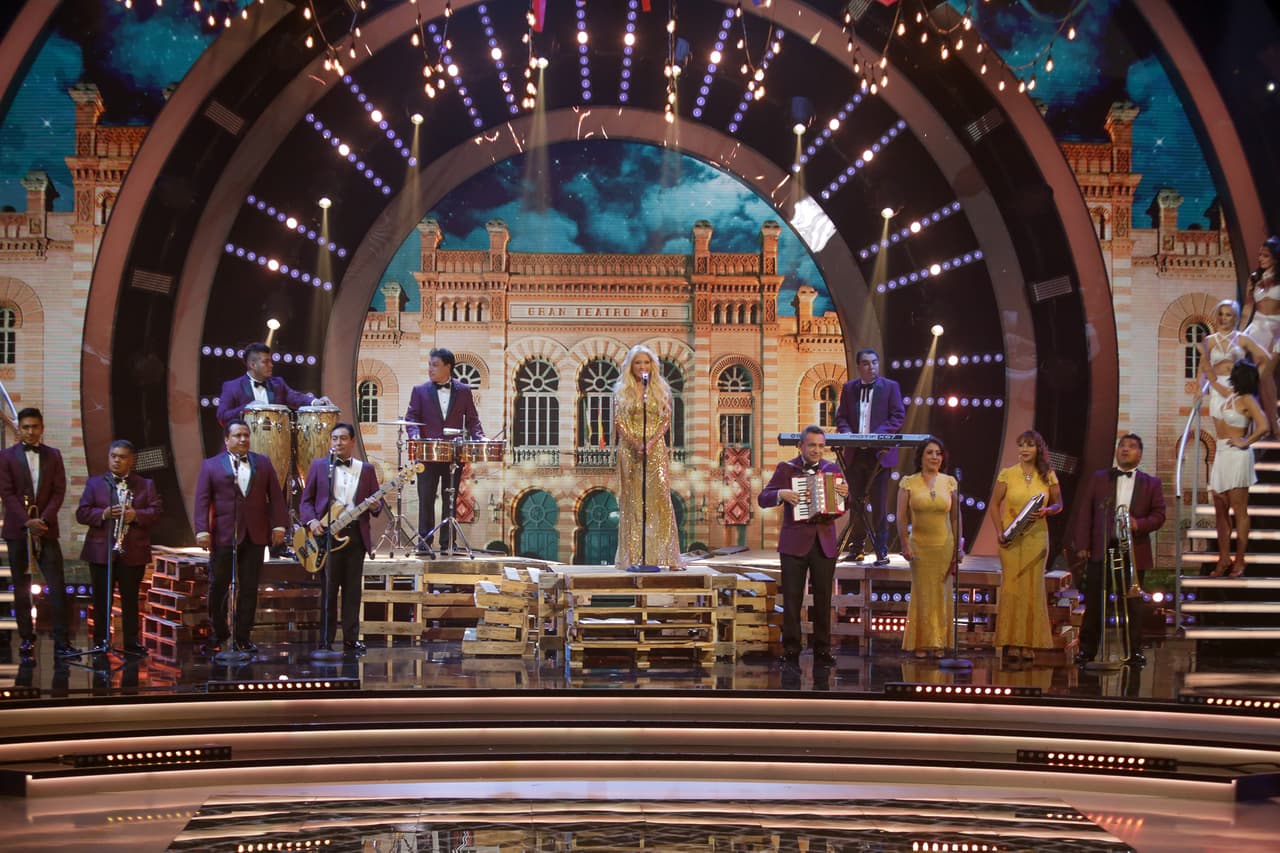 Este domingo el show contó con increíbles invitados. Los primeros fueron Los Ángeles Azules, quienes se subieron al escenario para acompañar a Yuri, que a la ritma de cumbia cantó 'Detrás de mi ventana'.