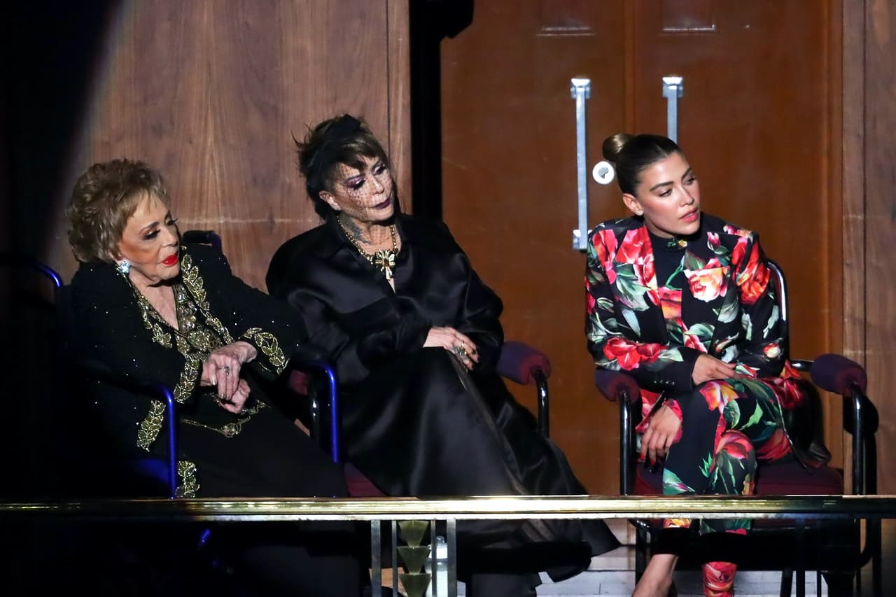 El locutor Javier Poza le preguntó a la mayor de las hijas de Silvia Pinal, la mañana de este 30 de agosto, por qué 'La Reina de Corazones' no subió al escenario a cantar.
<br>