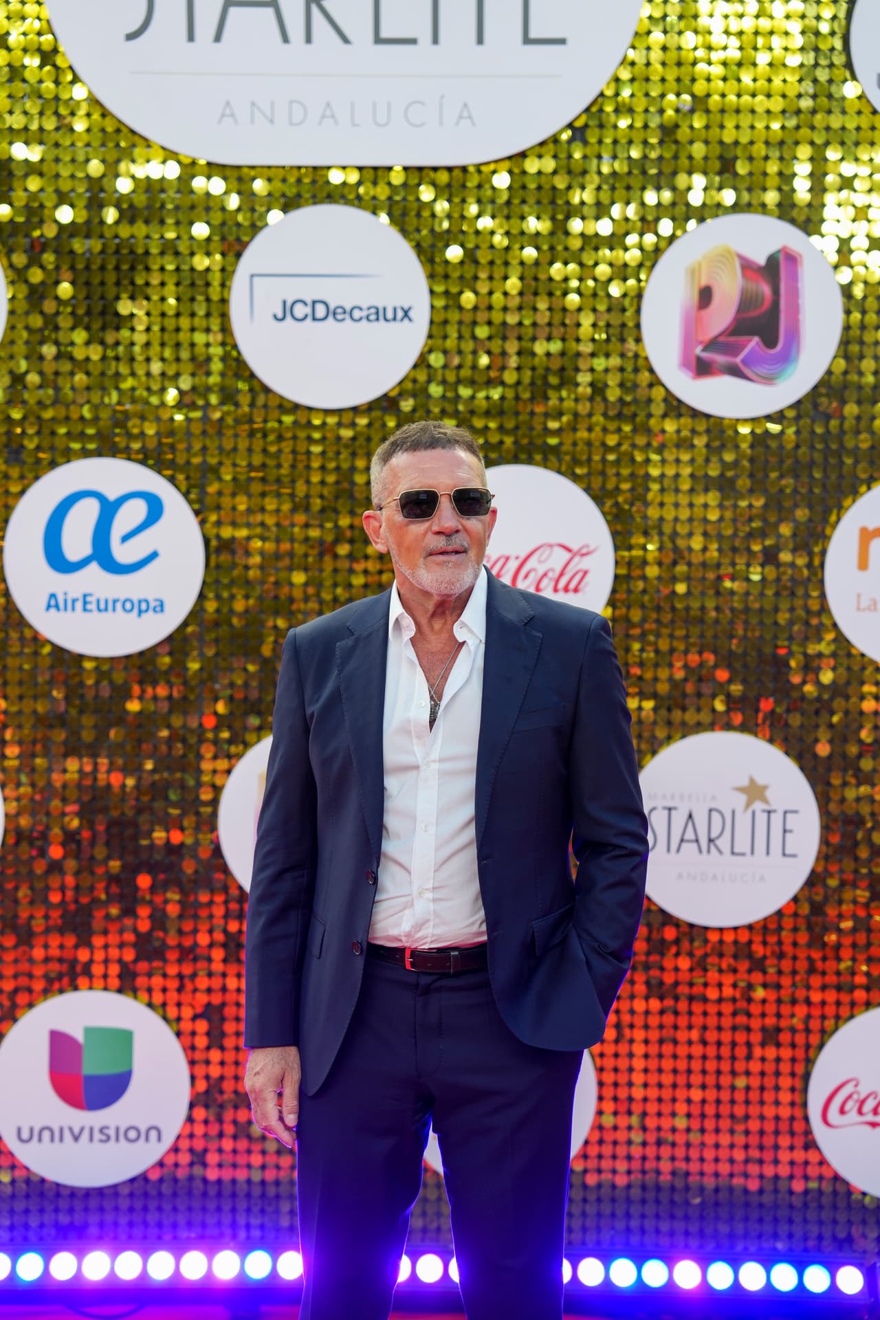 Nos encantó ver a Antonio Banderas en la alfombra de Premios Juventud.
