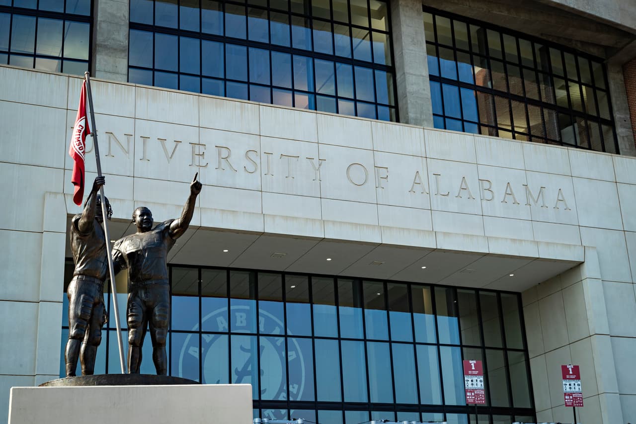 La Universidad de Alabama confirmó más de 560 contagios en su campus de Tuscaloosa durante la primera semana de clases.