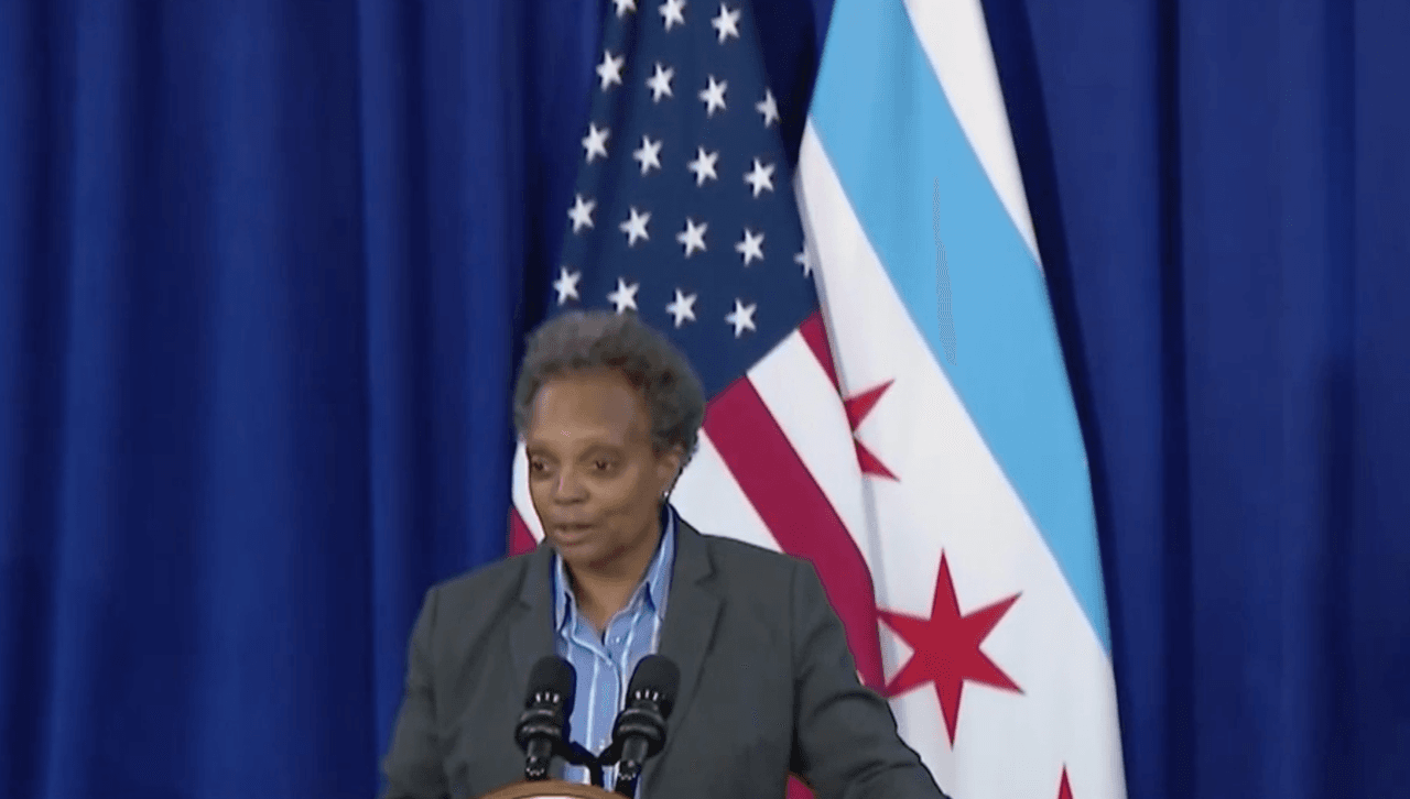 Para atacar el alza de los contagios, la ciudad de Chicago anunció el 30 de marzo del corriente que abrirán dos centros de vacunación masiva, a partir del cinco de abril, tras el comienzo de la fase 1C de la elegibilidad de la vacuna contra el coronavirus.
<br>