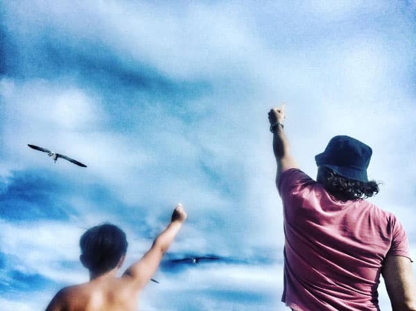 También le dieron de comer a las gaviotas en la playa.