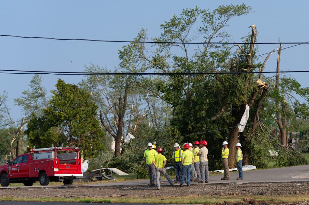 Trabajadores se reúnen para comenzar a retirar escombros después de que un tornado azotara Appleton, Wisconsin, el martes 28 de julio de 2026. (Foto AP/Kayla Wolf)