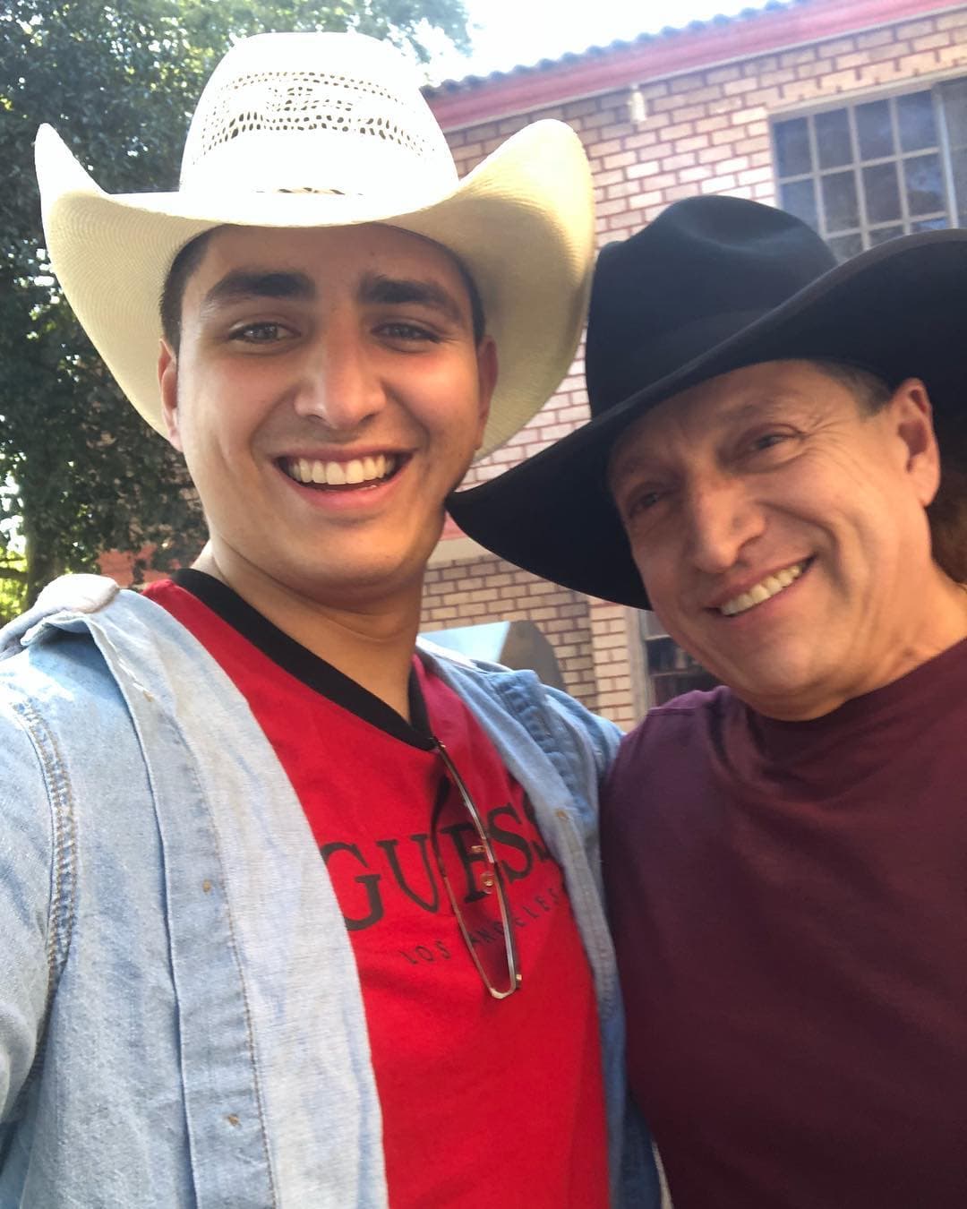 Mientras
<b>Ramiro Delgado</b> y
<b>Lupe Esparza </b>solucionan sus diferencias, el hijo del primero ha aprovechado para hacerse un lugar en la agrupación y cada vez se le ve más posicionado.