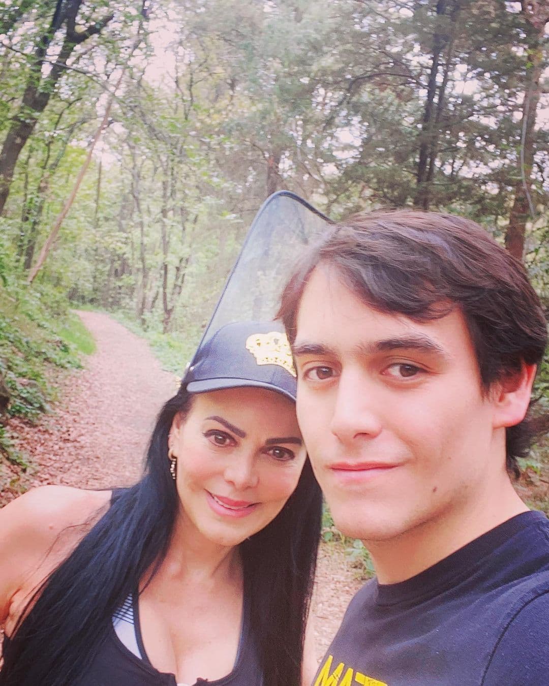 “Joan en vida dejó algunas propiedades a nombre de sus hijos y ahí están los papeles. Julián no ha recibido más que eso, lo que en vida le dejó el papá, o sea, el papá estando en vida les dejó cosas y nada más”, añadió.