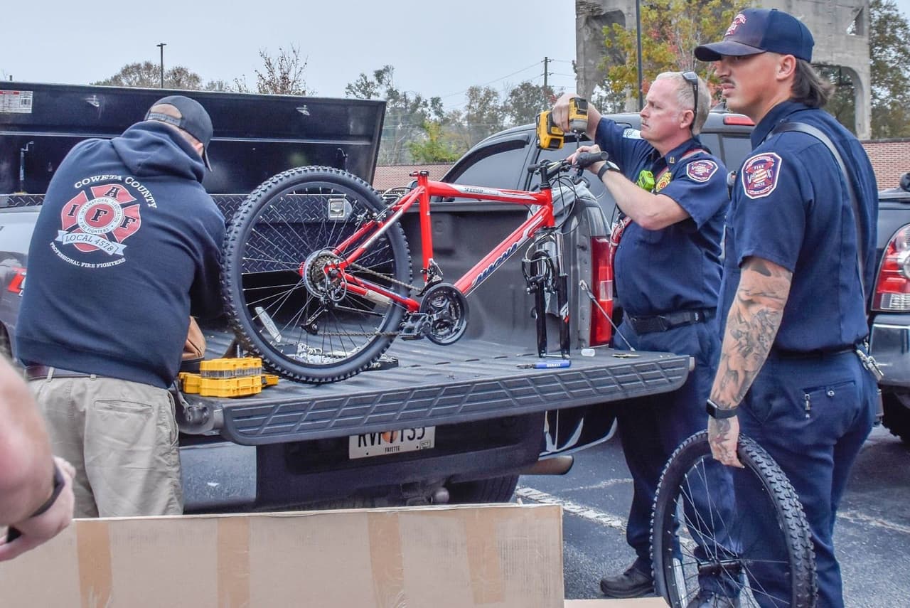 <b>Rock & Wings</b>
<br>Día: Jueves 8 de diciembre.
<br>Hora: A partir de las 19:30 hrs.
<br>Dirección: 2848 Niles St. Bakersfield, CA.
<br>
<br>Los organizadores están pidiendo a todos que traigan juguetes nuevos sin envolver al restaurante, donde pueden pedir comida, pasear por la exhibición de autos y escuchar música mientras toman algunas fotos con Saint Nick.
<br>