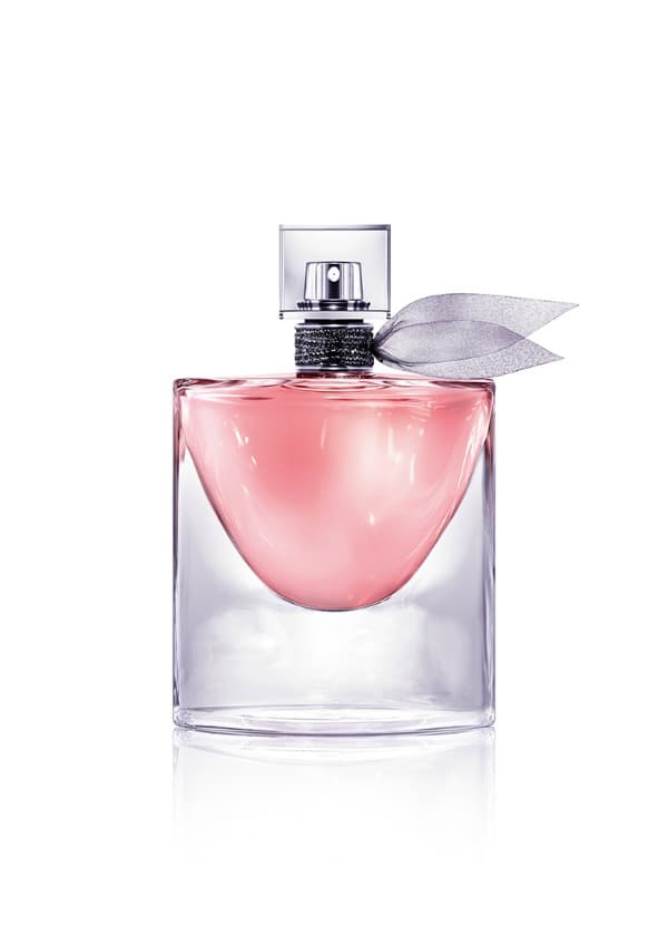 La vida es bella. La Vie Este Belle L’Eau de Parfum Intense es una reinterpretación de la fragancia original que fue lanzada en 2012. Creada por Dominique Ropion y Anne Flipo, las notas de corazón de nardos, iris y jazmín y las notas de fondo de avellana y crema batida hacen de esta fragancia una declaración universal a la belleza de la vida. (100ml / 175 USD)