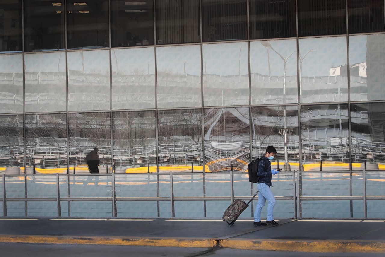Confiscan 28,000 píldoras falsas que prometen tratar el coronavirus en el aeropuerto O'Hare