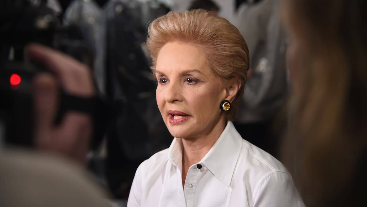 Carolina Herrera atiende a la prensa en la Mercedes-Benz Fashion Week de 2015 en Nueva York.