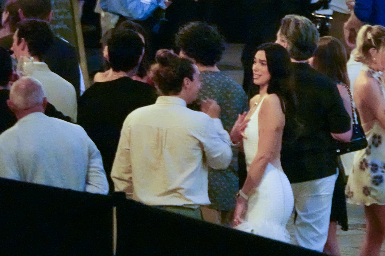 Dua Lipa y Callum Turner dieron inicio a las celebraciones de su boda en la Plaza Croce Dei Vespri de Palermo.