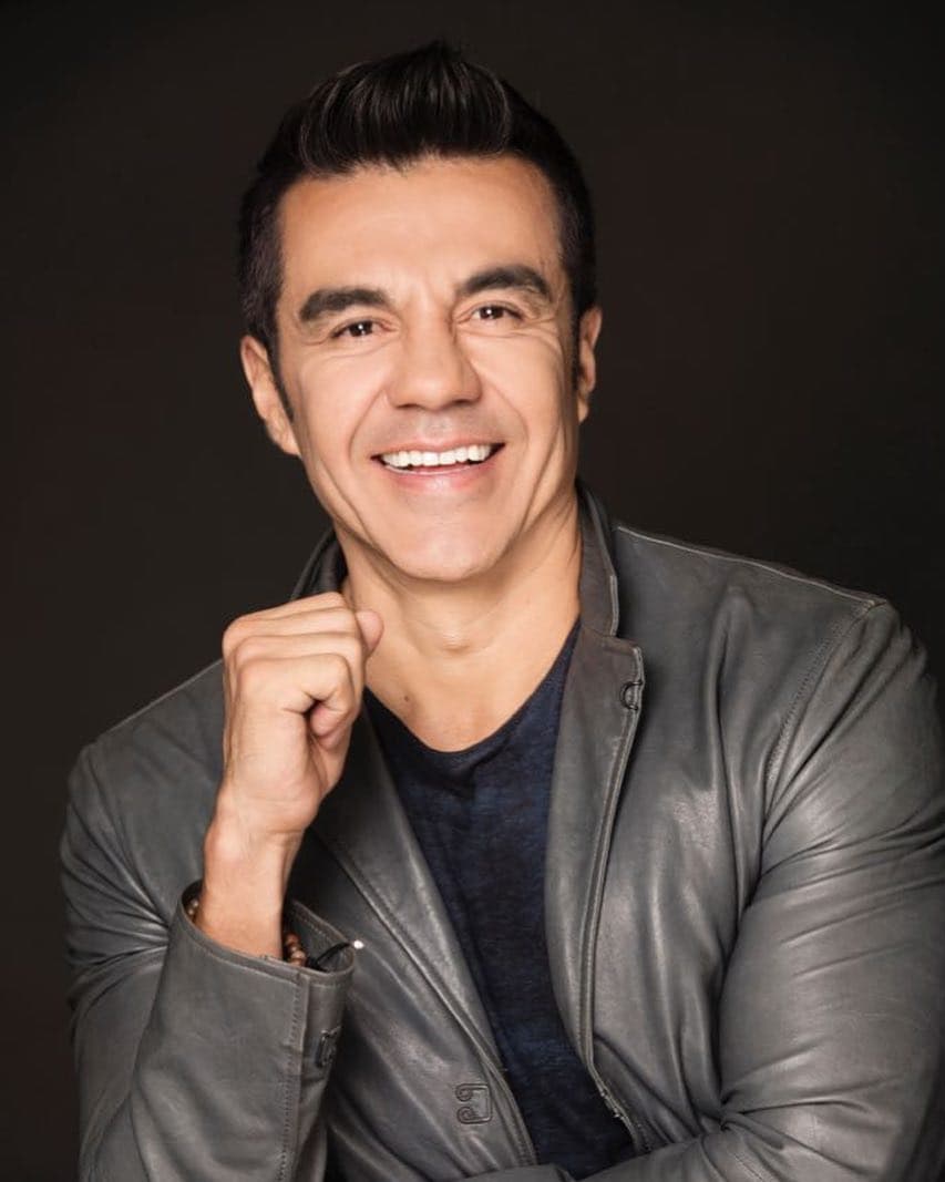 Adrián Uribe reaparece en redes sociales después estar entre la vida y la muerte