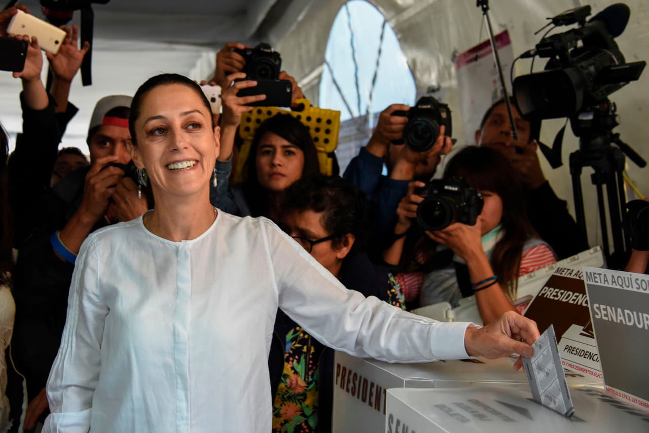 La candidata izquierdista Sheinbaum al momento de depositar su voto esta mañana en la capital mexicana. Su más cercana adversaria sería Alejandra Barrales, por la coalición Por México al Frente, liderada por Ricardo Anaya.