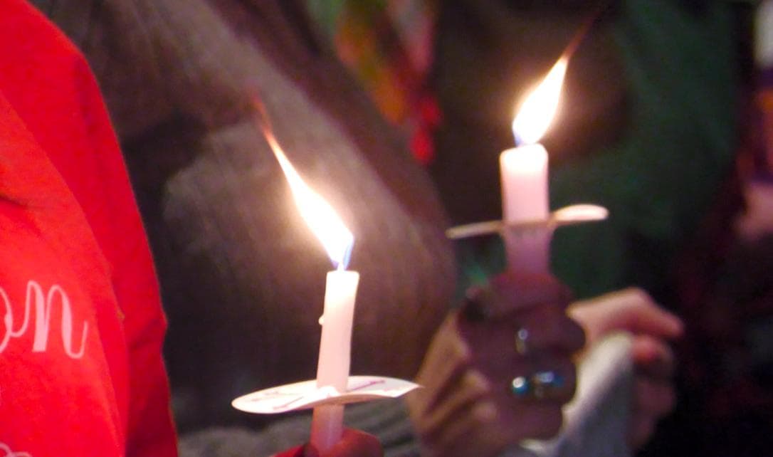 Se encendieron velas en honor de la Good, cuya muerte ha despertado
<b><a href="https://www.univision.com/noticias/inmigracion/que-se-sabe-agente-ice-disparo-mato-mujer-minneapolis" target="_blank">indignación en distintos puntos del país</a></b>.