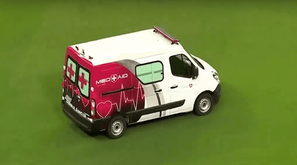 El vehículo entró al terreno de juego para recoger al futbolista afectado, Luis Gustavo.