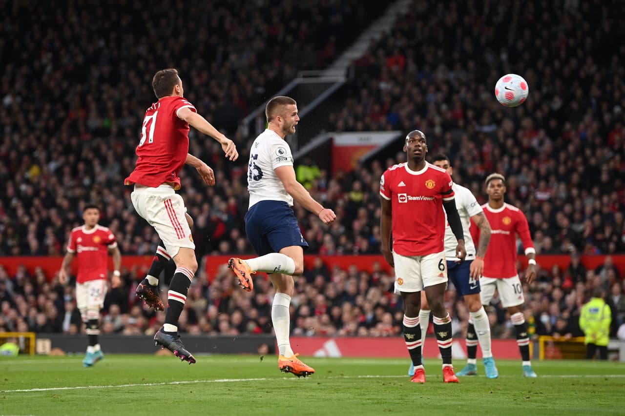 Cristiano Ronaldo anotó hat-trick para que el Manchester United venciera 3-2 al Tottenham.