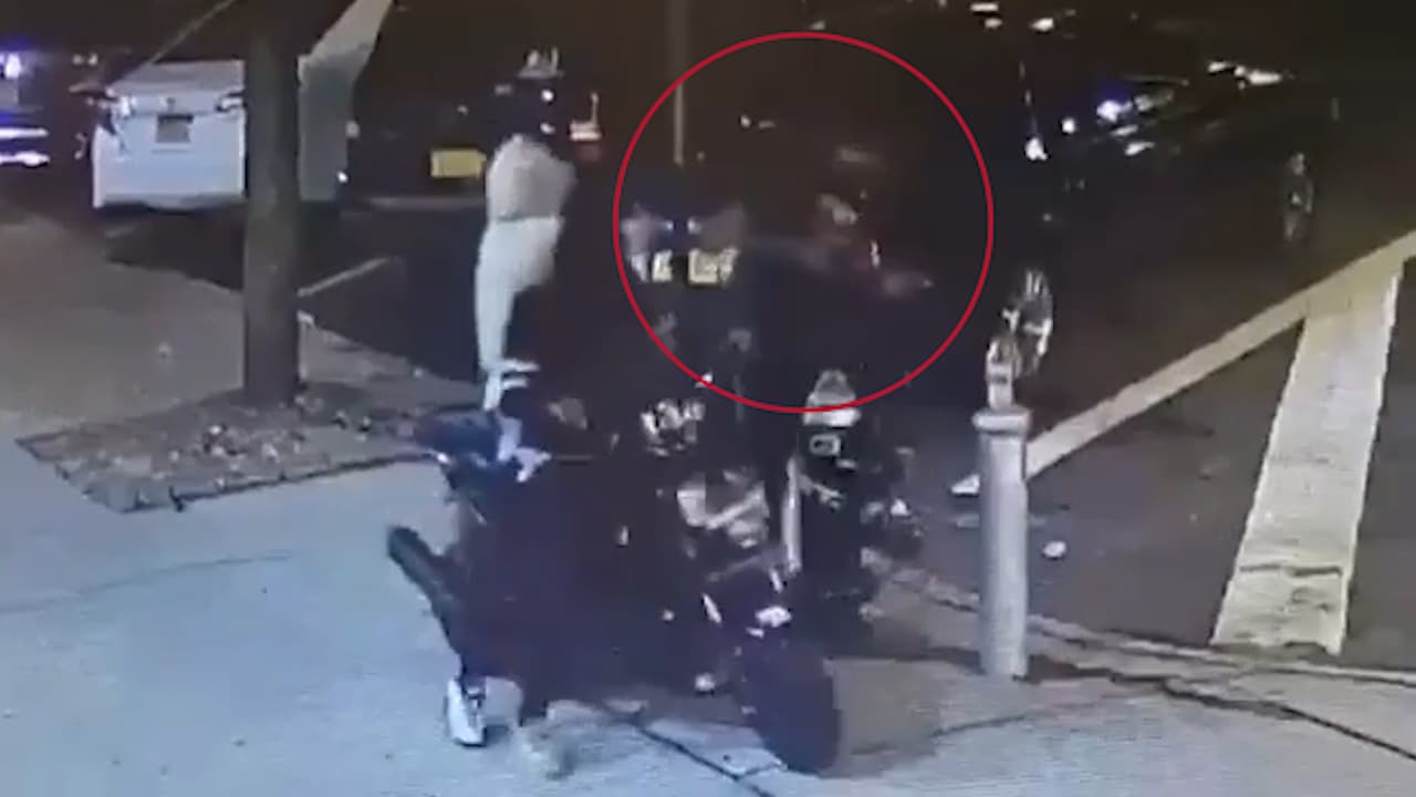 Escalofriante video muestra cómo sujetos en moto disparan a quemarropa a hombre en Manhattan