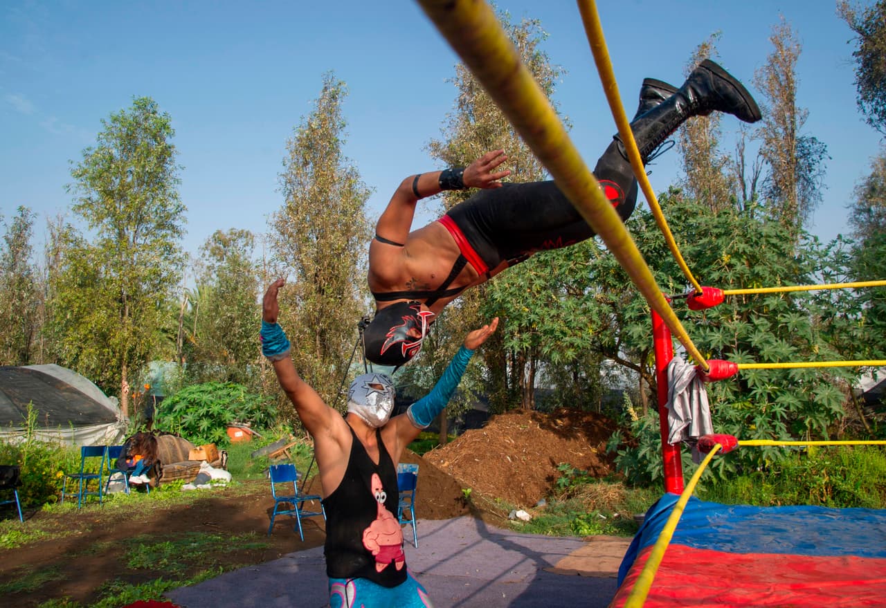 Como si no hubieran pasado meses desde que las actuaciones de Lucha Libre tuvieron que cancelarse para evitar mayor propagación del coronavirus,
<b>los gladiadores se entregaron a su oficio, arriesgando su físico como en cada función.</b>