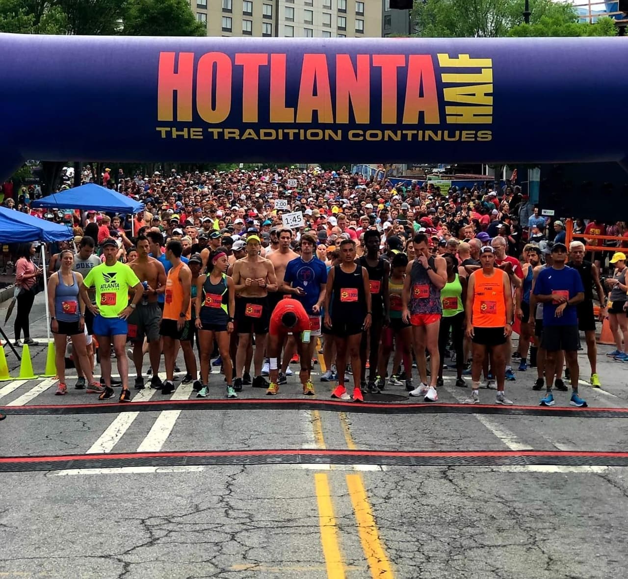 <b><a href="https://www.hotlantahalf.com/" target="_blank">Hotlanta Half Marathon / Relay / 5K (12 de junio)</a></b>: HOTLANTA destaca algunos de los lugares más emblemáticos de Atlanta. Conquista las colinas y disfruta de las temperaturas más cálidas de principios de junio para ganar una Medalla Finisher. Celebra tu éxito en la fiesta posterior a la carrera en el hermoso Pemberton Place con música, refrigerios, vendedores y más.