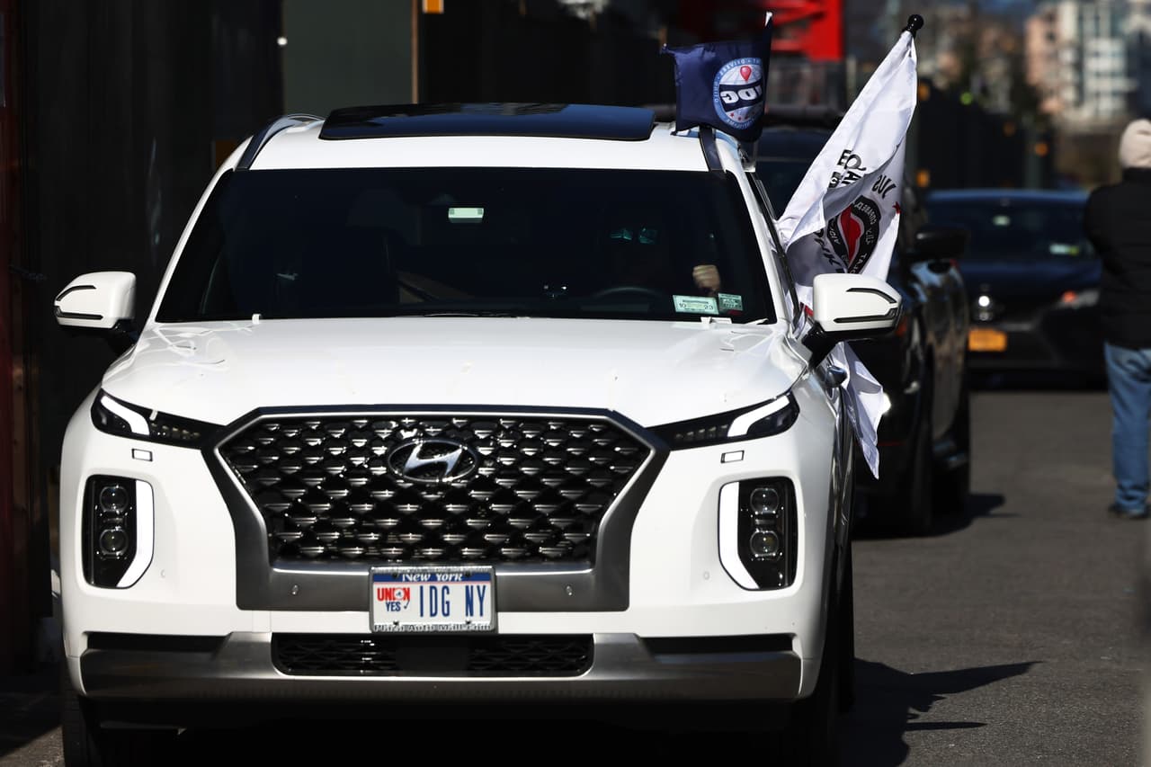 Mediante esta iniciativa exigen a plataformas como Uber un salario más justo y acorde con el alza de la gasolina.
<br>