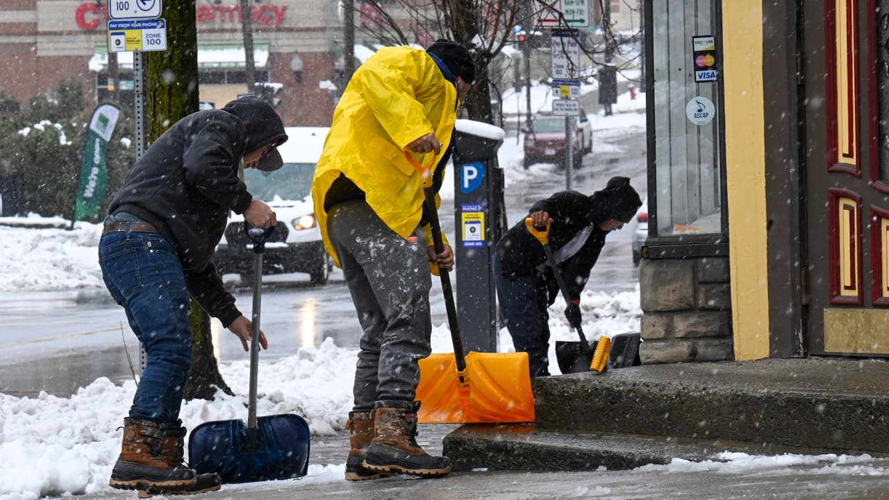 Nueva York pagará hasta $20 por hora por palear nieve durante tormenta invernal