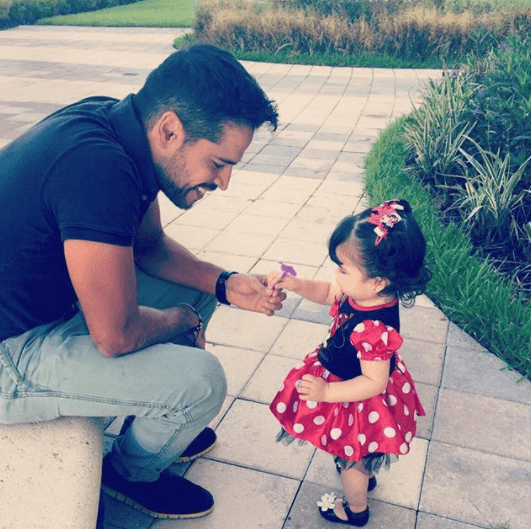 Giulietta lucía cada día más tierna y enamorada de su papá.