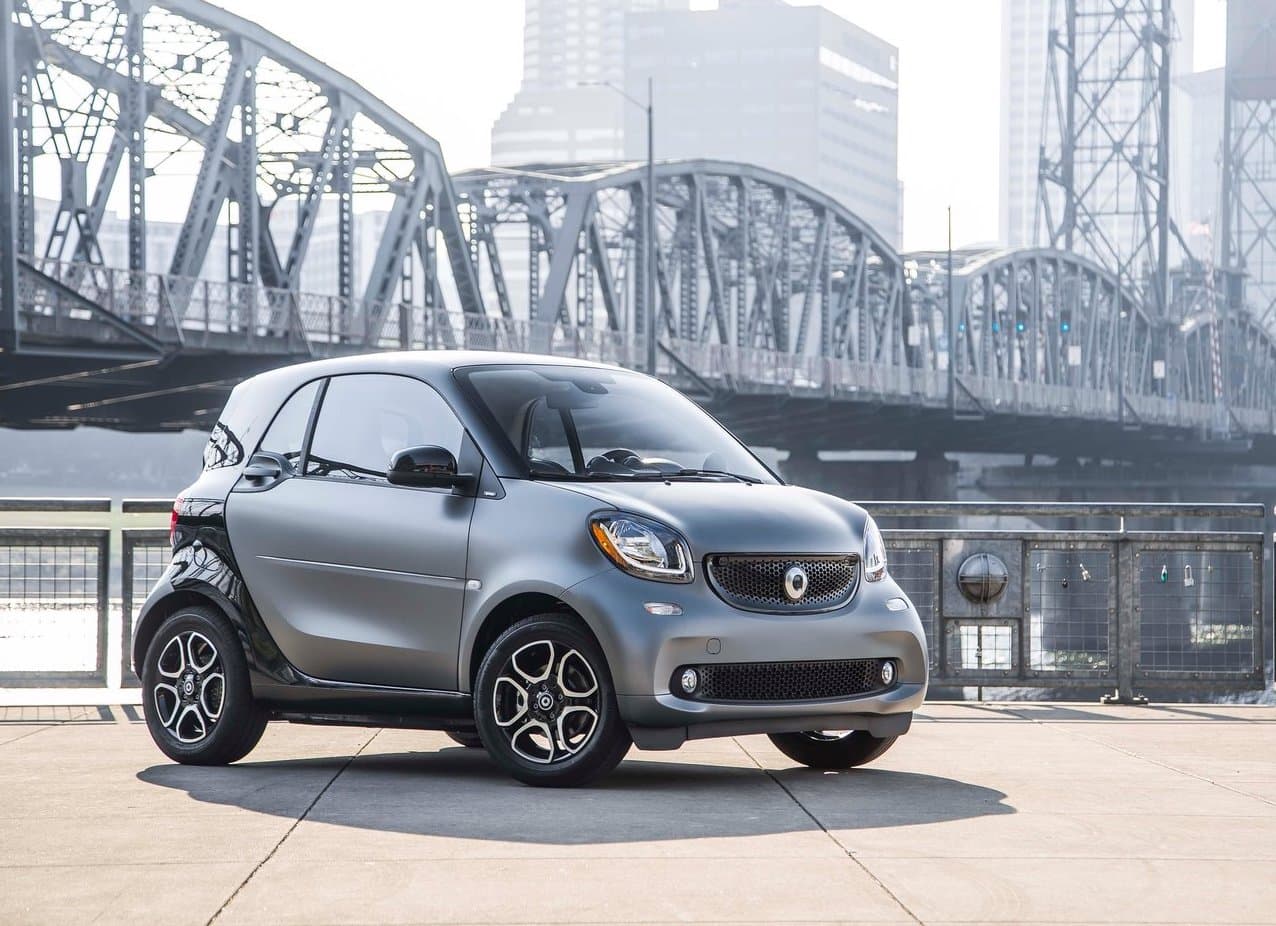 <b>Smart ForTwo</b>
<br>
<br>Otro modelo electrificado que nos sorprende que haya llegado tan lejos, pues desde el primer día simplemente no hizo clic en el mercado de Estados Unidos. Su capacidad de estacionarse en los espacios reducidos no fue suficiente para generar ventas. Tras poco más de 10 años en territorio estadounidense, Mercedes no solo suspende la producción de este modelo, sino que también pone fin a la marca Smart.
<br>