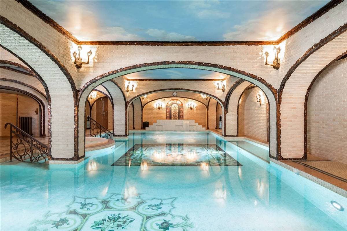 El lugar donde posiblemente podría vivir Messi y su familia es llamado Palacio Rosa (Palais Rose), construcción del año 1900 inspirada en el Grand Trianon y que está catalogado como monumento de interés histórico, pues cuenta con techos altos, grandes ventanas y muebles de la época. La residencia se encuentra 20 minutos de París.