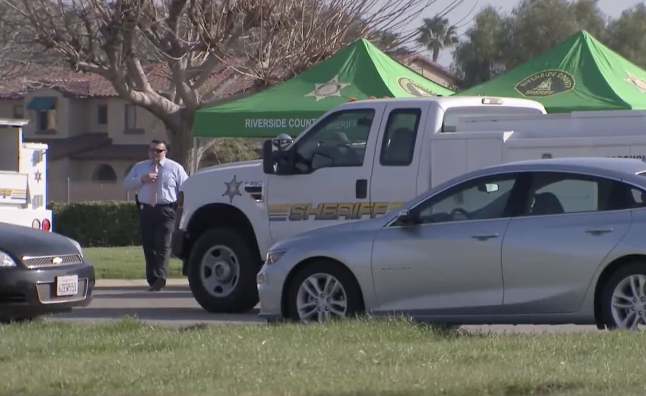 Las víctimas fueron identificadas como
<b>Jaime Covarrubias Espindola</b>, de 50 años,
<b> José María Aguilar-Espejel</b>, de 38 años, y
<b>Rodrigo Aguilar-Espejel</b>, de 28 años. Los tres son residentes de la ciudad de Perris. Sin embargo, el alguacil dijo que "hay información que no queremos que se haga pública".