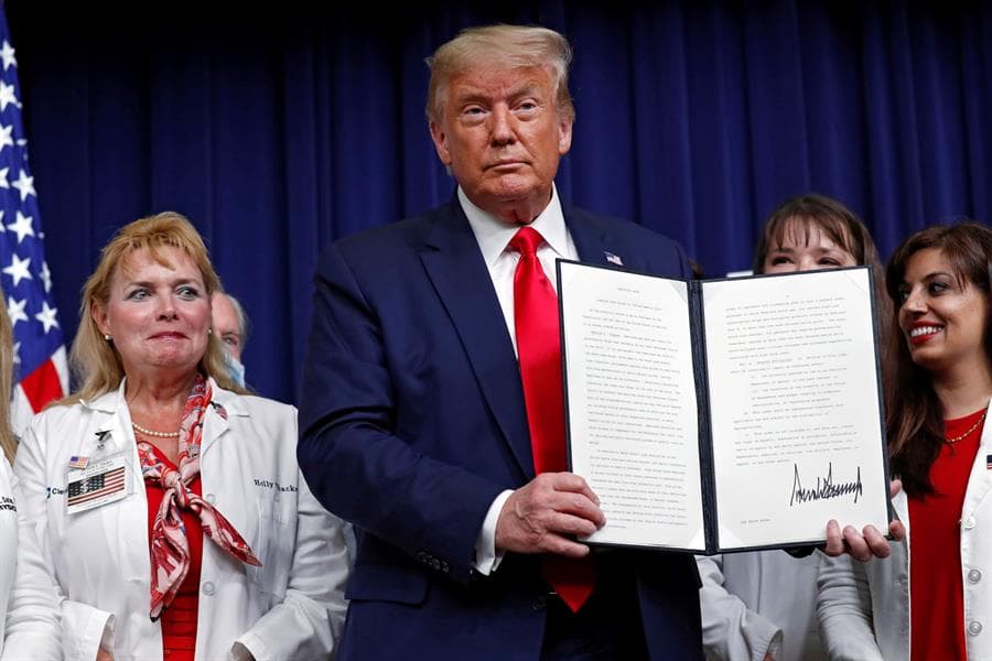 El presidente de los Estados Unidos, Donald J. Trump, tiene una orden ejecutiva sobre la reducción de los precios de los medicamentos después de ser firmado durante una ceremonia en el Edificio de la Oficina Ejecutiva de Eisenhower en Washington, DC, EE. UU., 24 de julio de 2020.