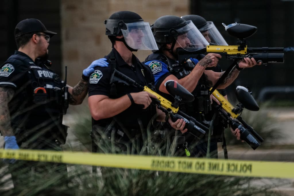 El candidato de Texas que protestó contra un tiroteo de ICE enfrenta un cargo por "participación en disturbios"