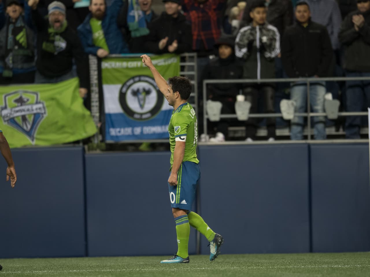 El ex Boca Juniors saltó en el área, anticipó y de cabeza concretó la clasificación del club de Seattle.