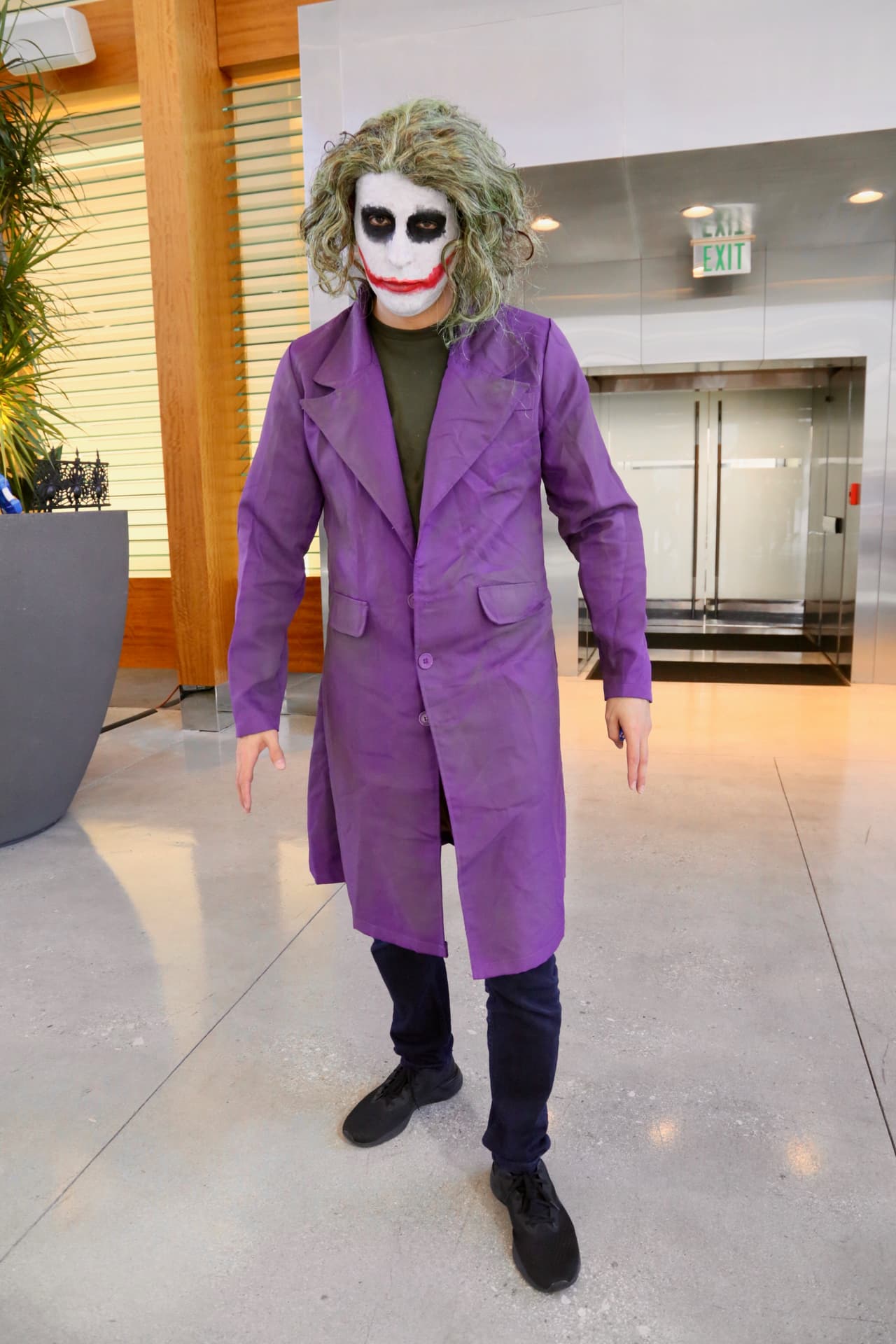 El locutor luce idéntico al famoso villano.