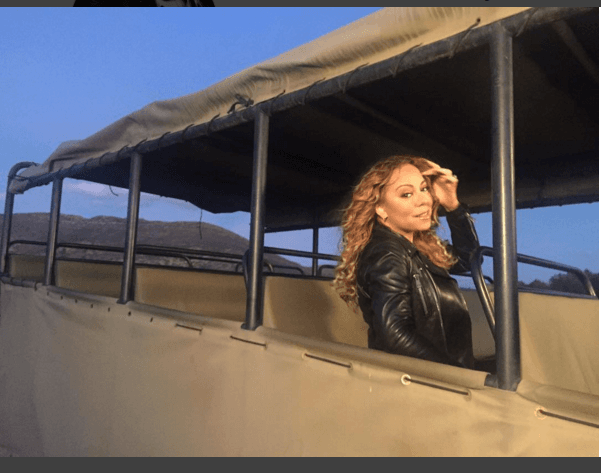 Mariah sigue enloquecida por todo el mundo como parte de su gira, 'The Sweet Sweet Fantasy Tour' y ahora hasta presumió esta foto en un Safari. ¡Wow!