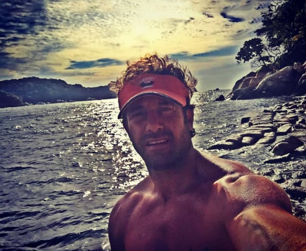 En la entrevista con Gustavo Adolfo Infante para El Gordo y La Flaca, el actor mexicano dijo que cargó a Marjorie de Sousa en la playa durante una integración de los miembros del elenco de la obra 'Por qué los hombres aman a las cabronas': "Si hubiese sido, a lo mejor, en otro lugar y si Marjorie no hubiera estado en bikini, (con las fotos) no se hubiera causado el aboroto que causó". Inconcebible todavía le parece que
<b>a casi dos años del incidente, nadie pueda creer la verdad</b>. "Fueron unas fotos muy sugestivas, sí, pero de eso a
<b>que yo haya tenido relaciones sexuales con la señora Marjorie de Sousa</b>, lo niego categóricamente.
<b>Jamás, ni siquiera la toqué"</b>, sentenció.