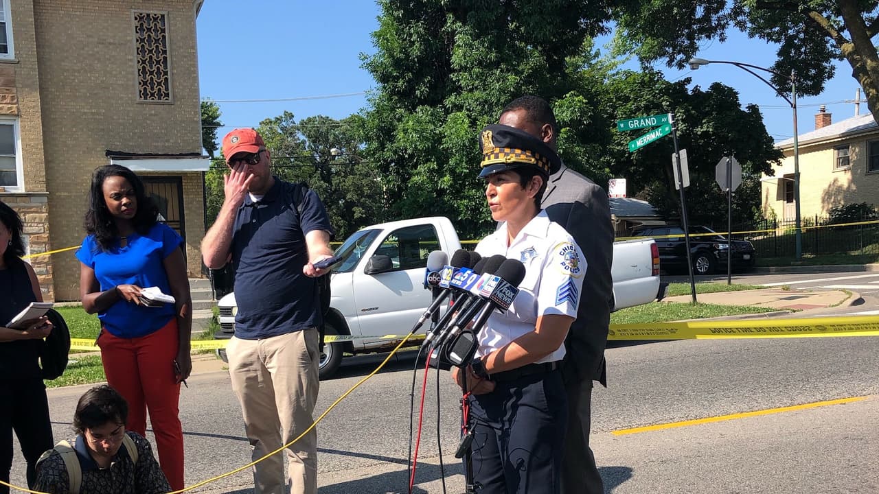 La oficial de la policía de Chicago, Cindy Guerra, da comunicado de prensa.