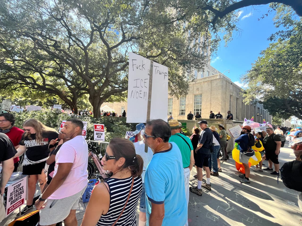 Las concentraciones
<b> comenzaron en Discovery Green cerca del mediodía y se extendieron hacia el Ayuntamiento.</b>