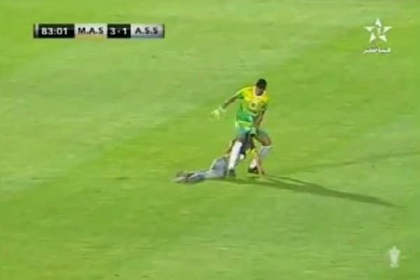 Portero es expulsado por intentar sacar a un aficionado del campo