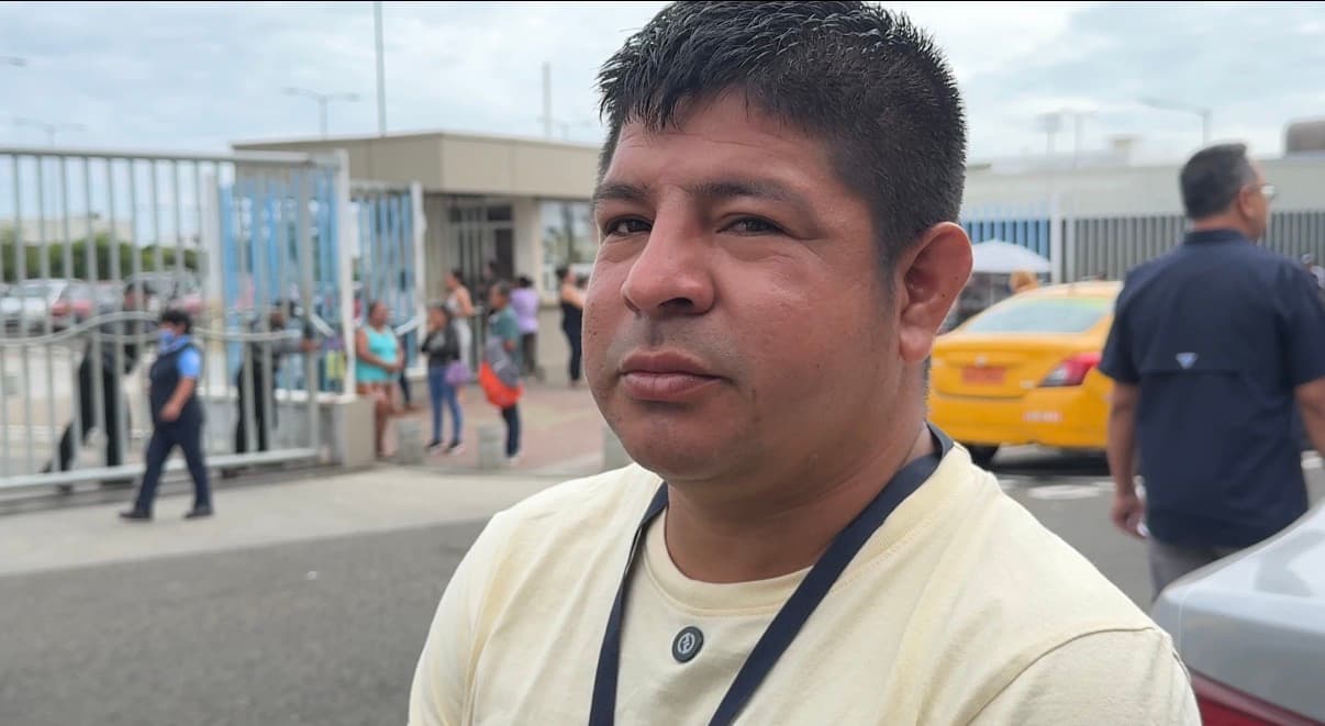 Los trabajadores del barco “Jesús es mi Rey” donde inició el fuego. Dos resultaron heridos de gravedad.