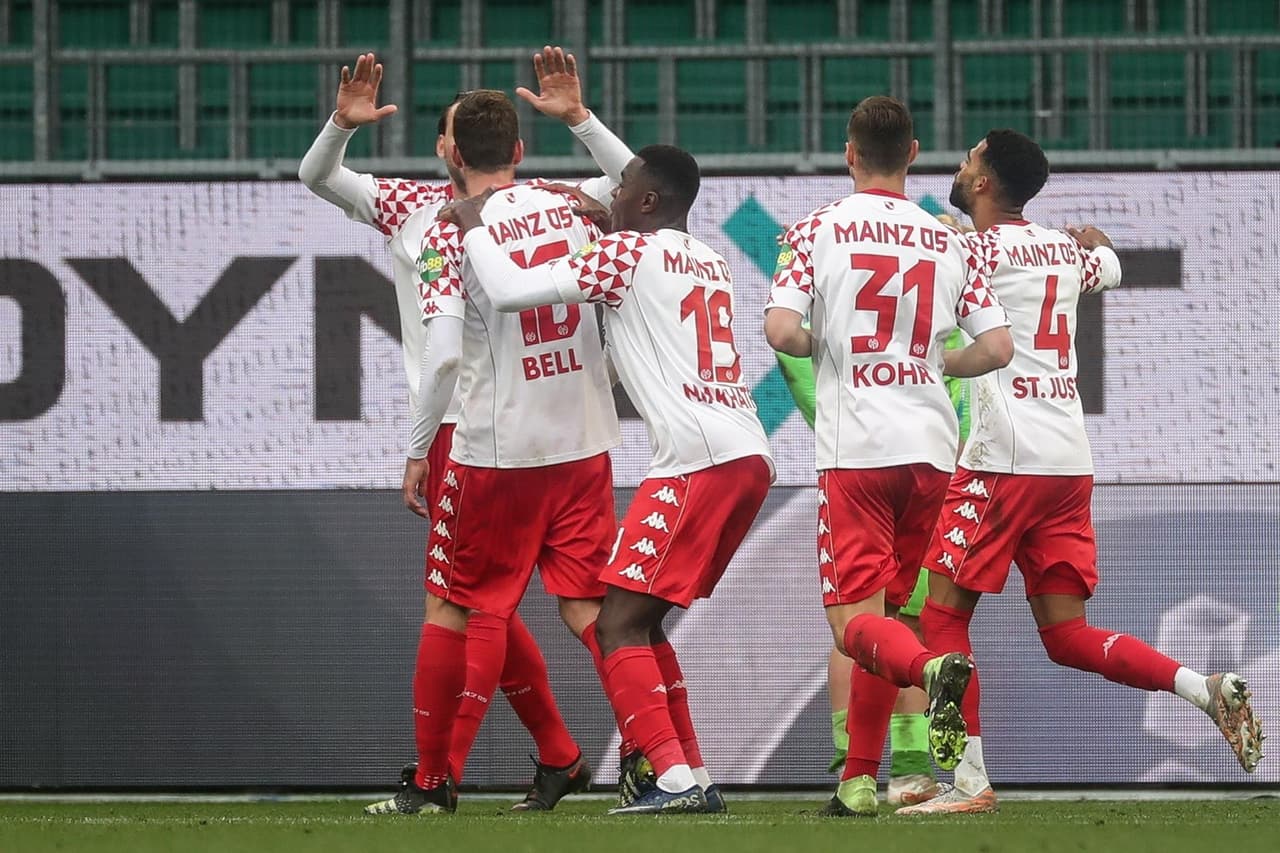 Koln 1-0 Schalke, Unione Berlín 2-1 RB Leipzig, Hoffenheim 2-1 Hertha Berlín, Bayern Múnich 5-2 Augsburg, Borussia Dortmund 3-1 Bayer Leverkusen, Eintracht Frankfurt 3-1 Freiburg, Stuttgart 0-2 Arminia Bielefeld, Wolfsburg 2-3 Mainz y Werder Bremen 2-4 Borussia Moenchengladbach.